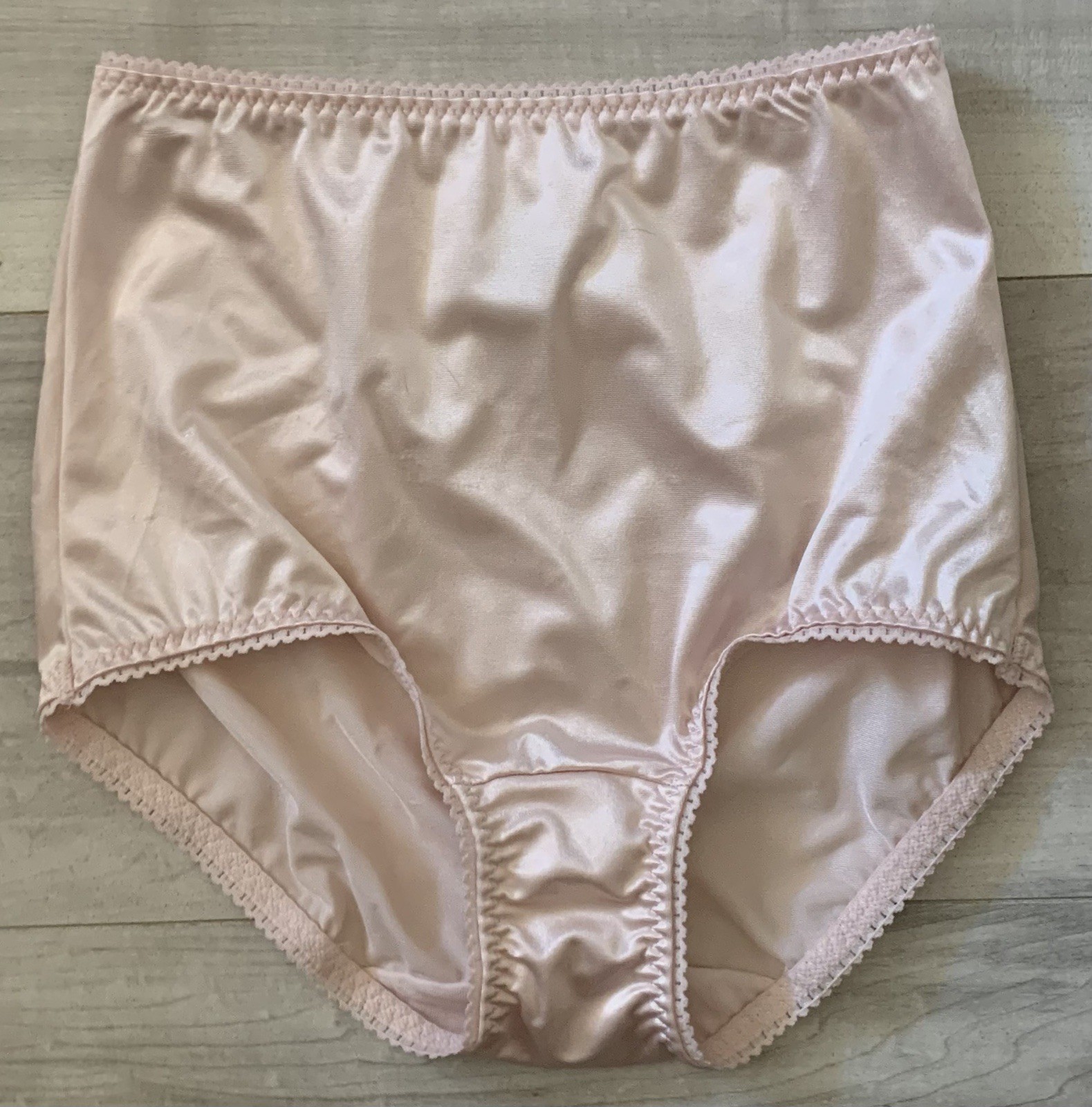 NWOT Panties VANITY FAIR SZ M 6 Pale Pink Satin Briefs Granny Panty 40301