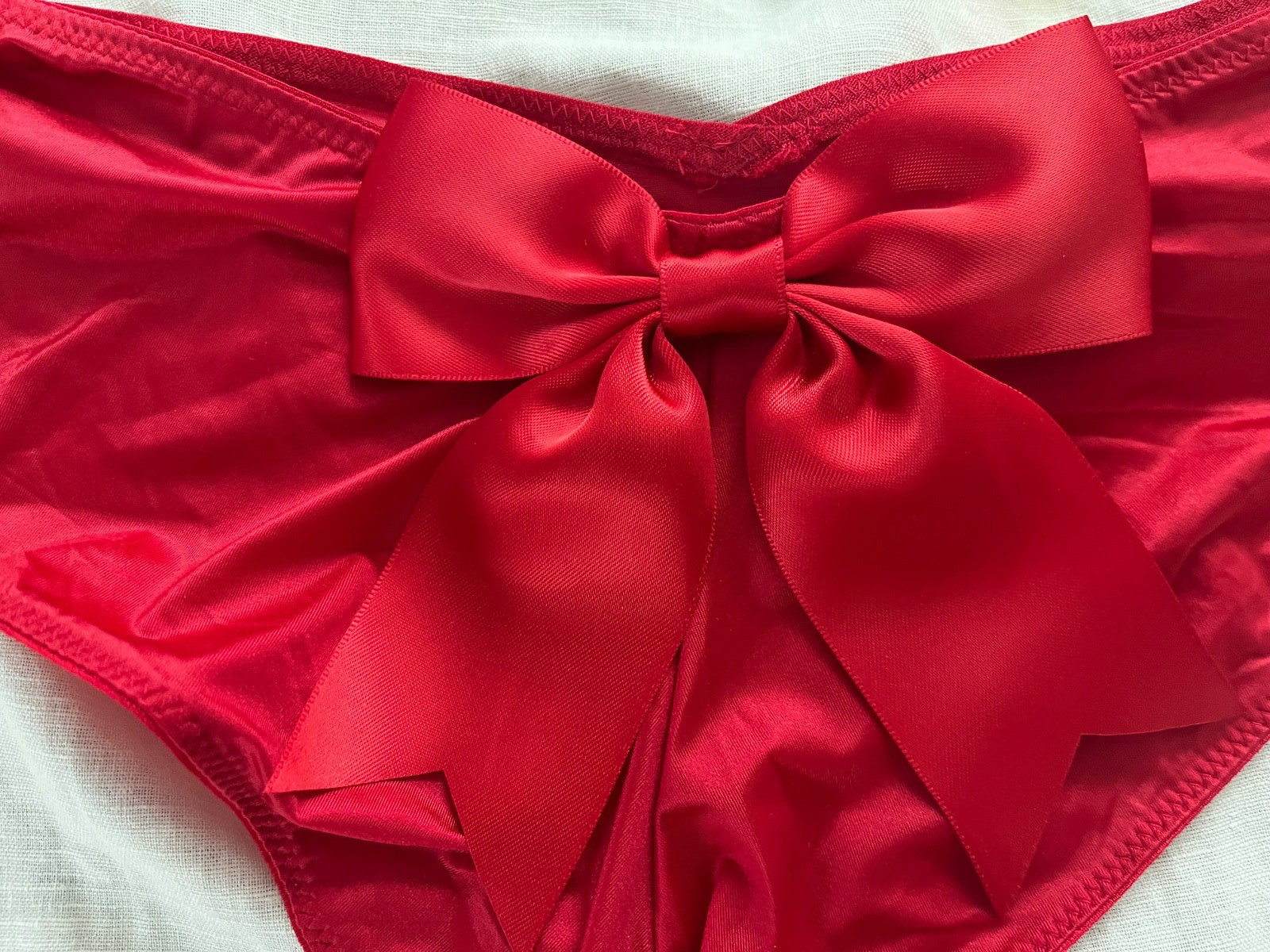 Victoria’s Secret L Cheeky Red High Leg with Large Bow