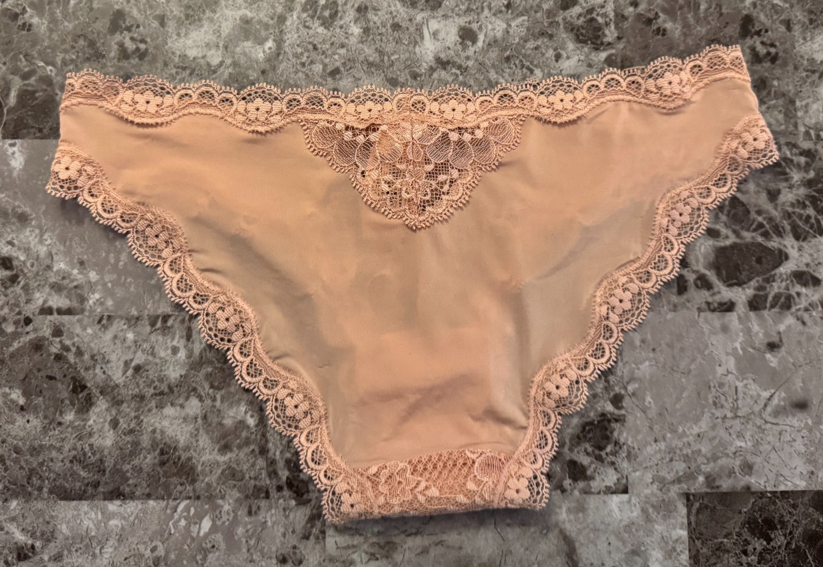 VICTORIA’S SECRET DREAM ANGELS XS BEIGE NUDE SMOOTH LACE RARE CHEEKINI PANTIES