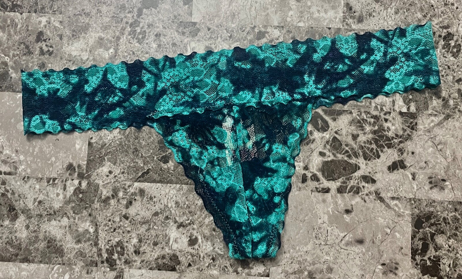 NWT VICTORIA’S SECRET PINK MEDIUM NAVY BLUE TEAL TIE DYE LACE RARE THONG PANTIES