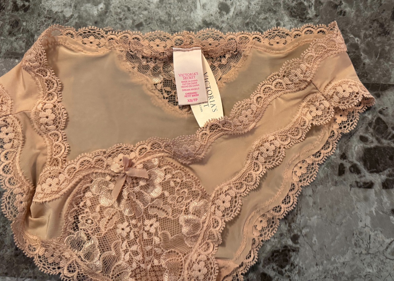 VICTORIA’S SECRET DREAM ANGELS XS BEIGE NUDE SMOOTH LACE RARE CHEEKINI PANTIES