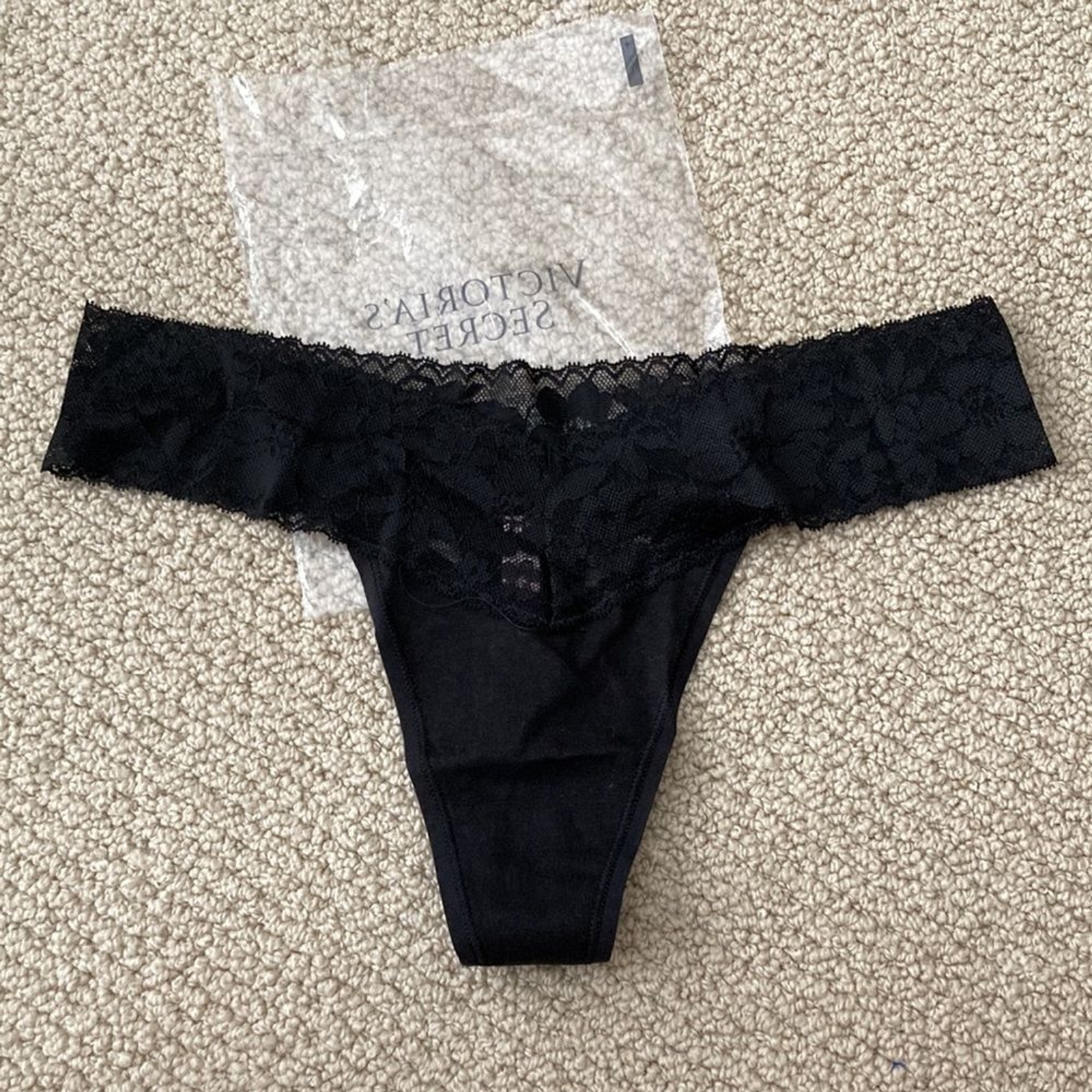 NEW Victoria’s Secret Lacy Hem Thong Panties Lingerie Black Medium NWT String