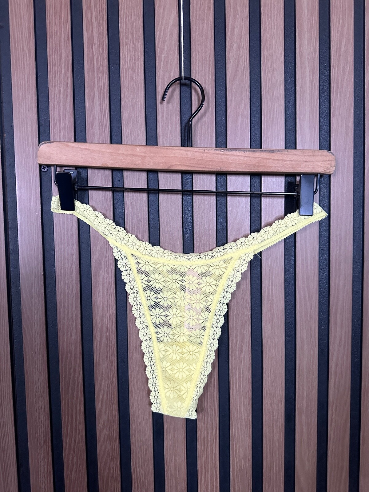 New Victoria’s Secret Undie Medium Womens Yellow Lacey Flower String Thong
