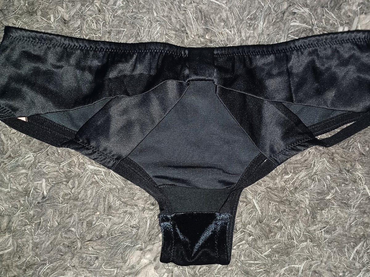 Vs Very sexy velvet cut out bow back Cheeky Panty BRAND NEW SIZE Medium Black