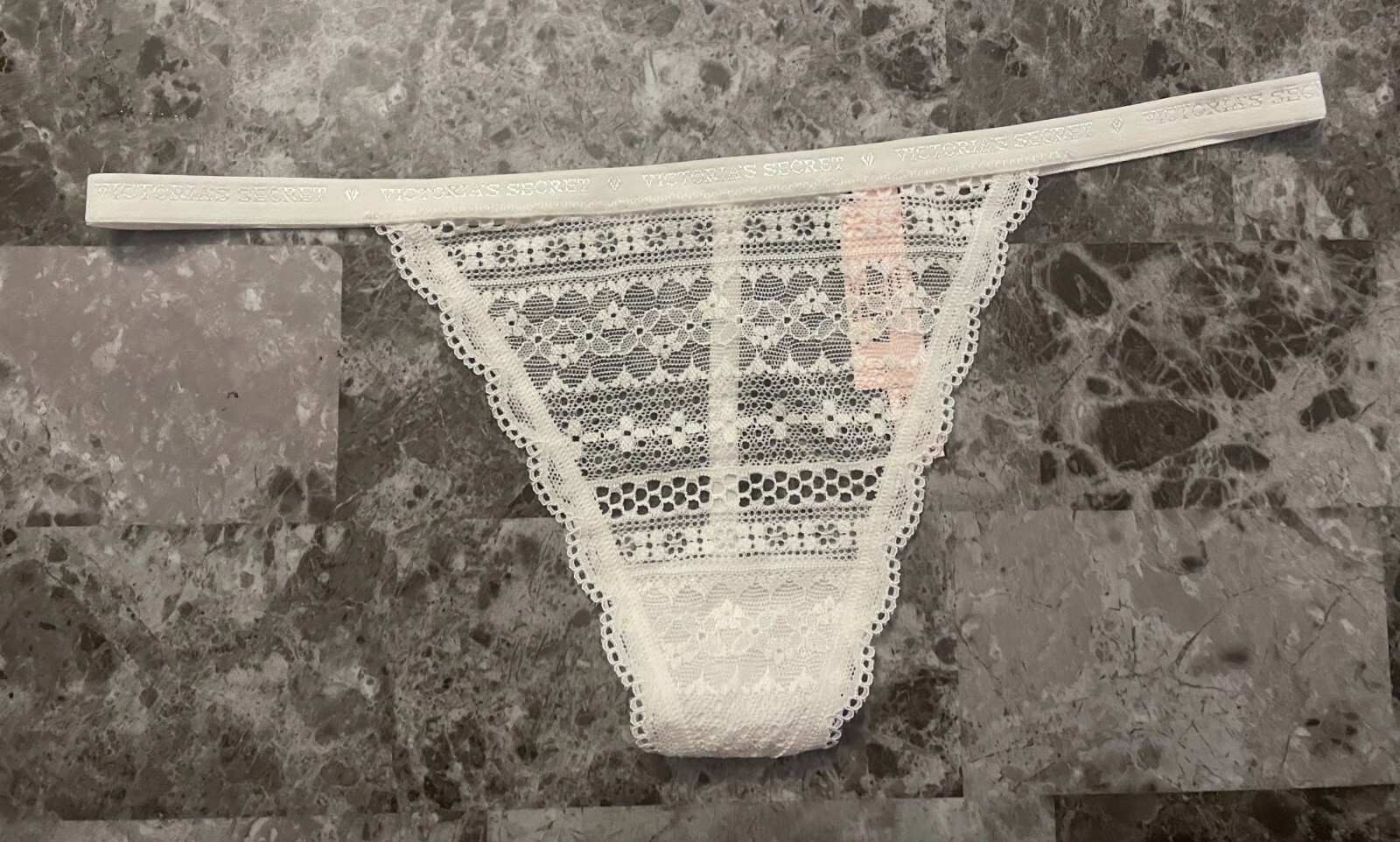NWT VICTORIA’S SECRET S COCONUT WHITE SCALLOP LACE LOGO RARE V STRING PANTIES