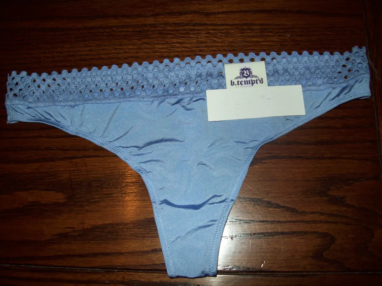 NWT B TEMPT’D WACOAL THONG PANTIES NYLON /SPANDEX PERI 976238 508 M
