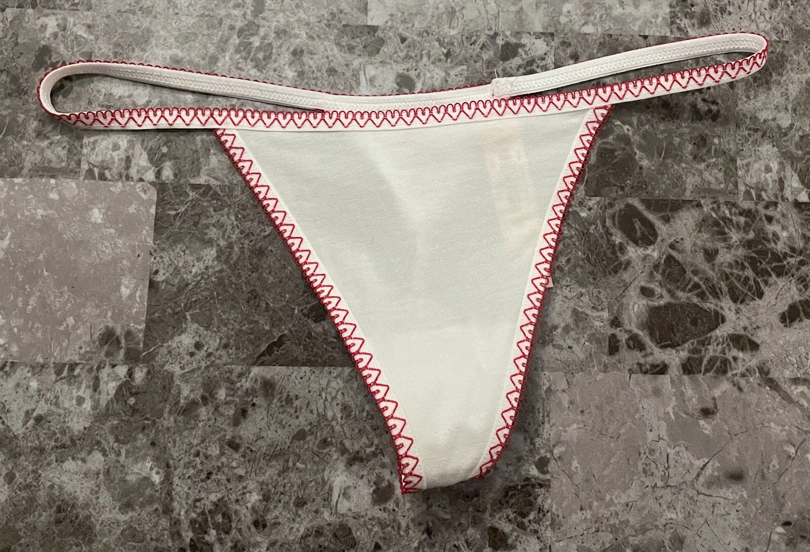 NWT VICTORIA’S SECRET WHITE RED HEART PICOT VALENTINE V STRING THONG PANTIES