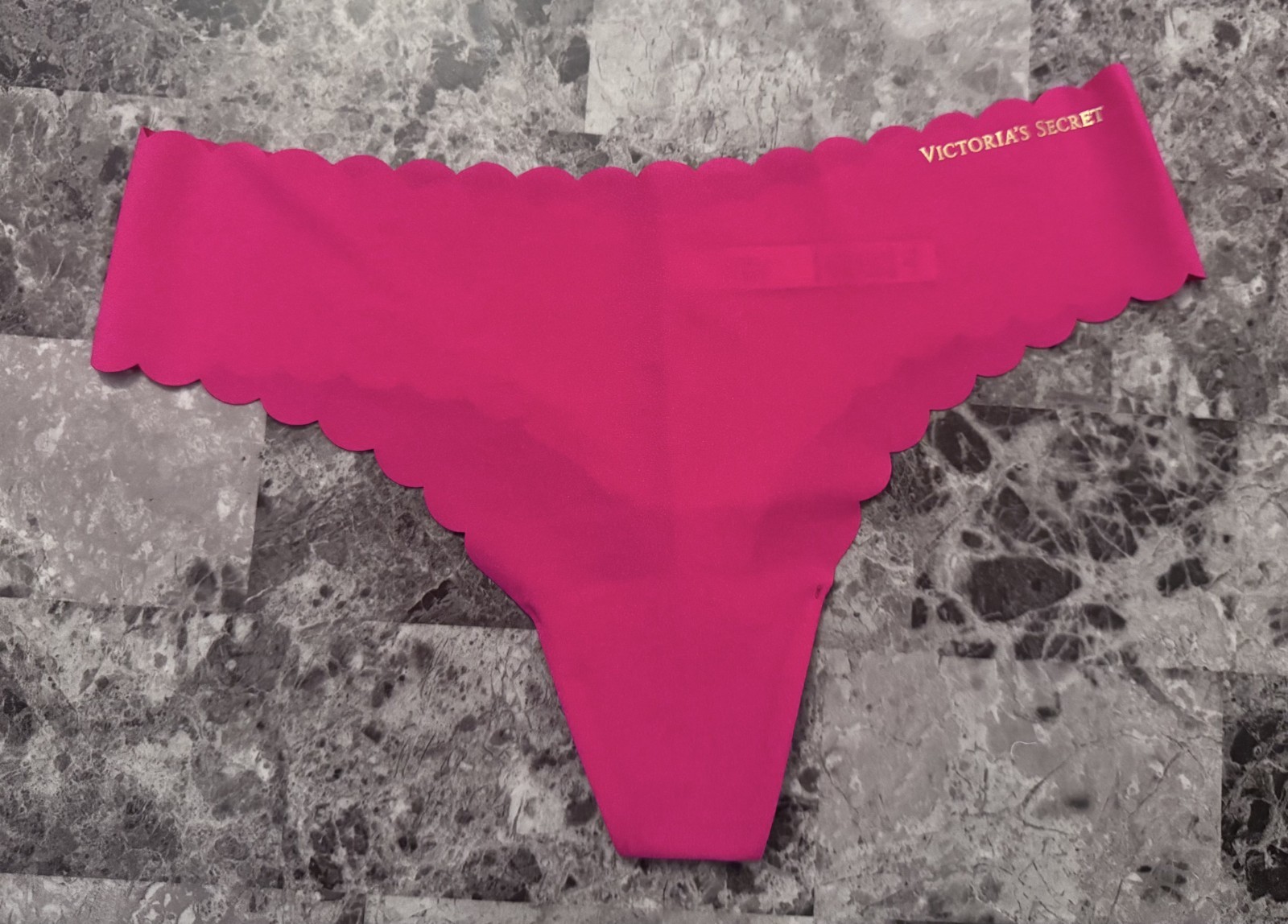 NWOT VICTORIA’S SECRET M PINK GOLD LOGO SCALLOP RAW EDGE NO SHOW THONG PANTIES