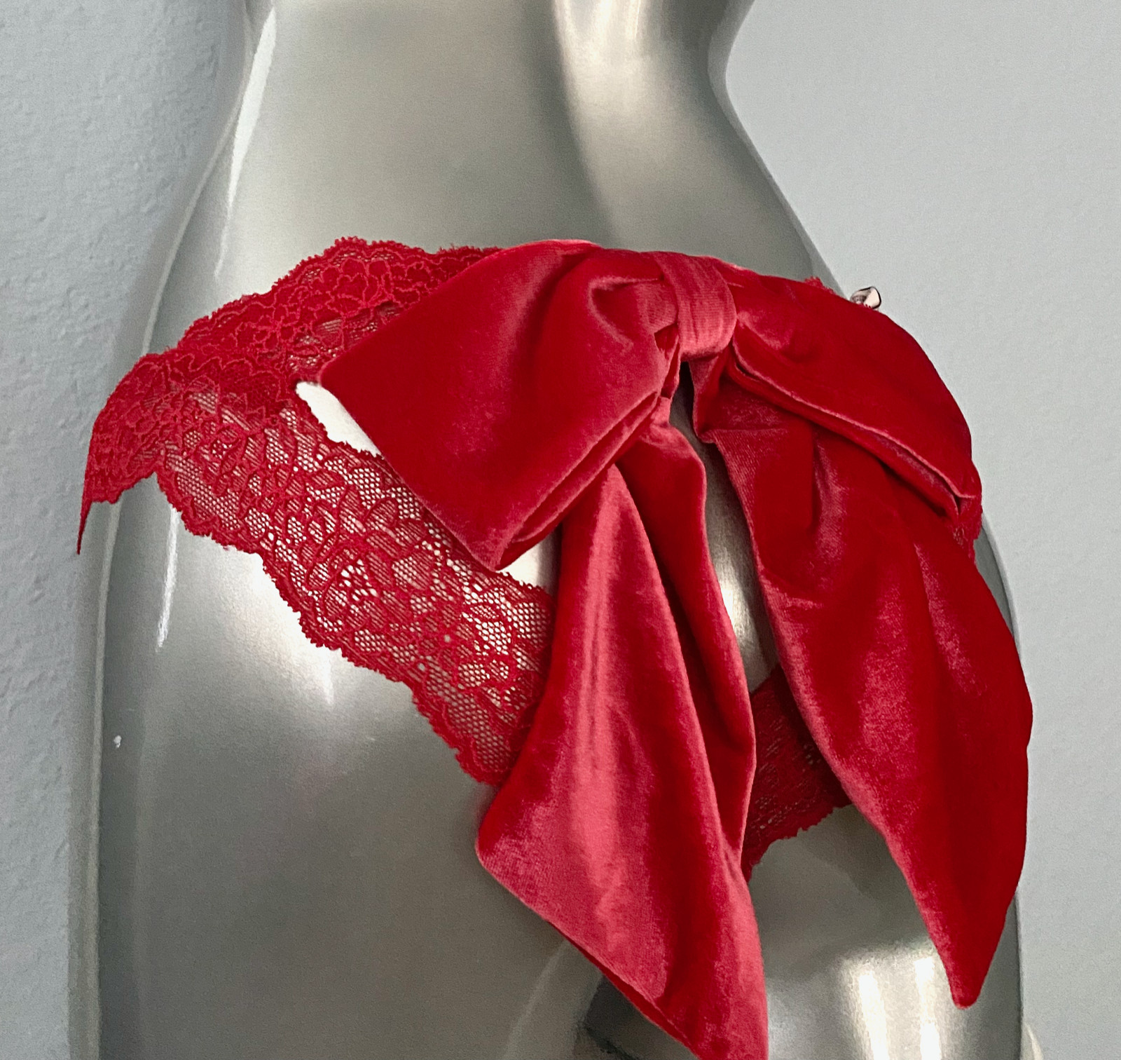 Victoria’s Secret Cheekini Panty Dream Angels Open Back Red Velvet Bow S M L XL