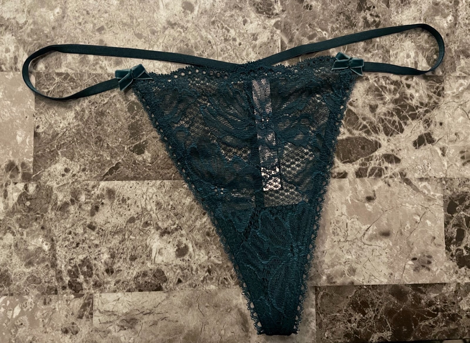 NWOT VICTORIA’S SECRET GREEN FLORAL LACE VELVET BOW V STRING THONG PANTIES