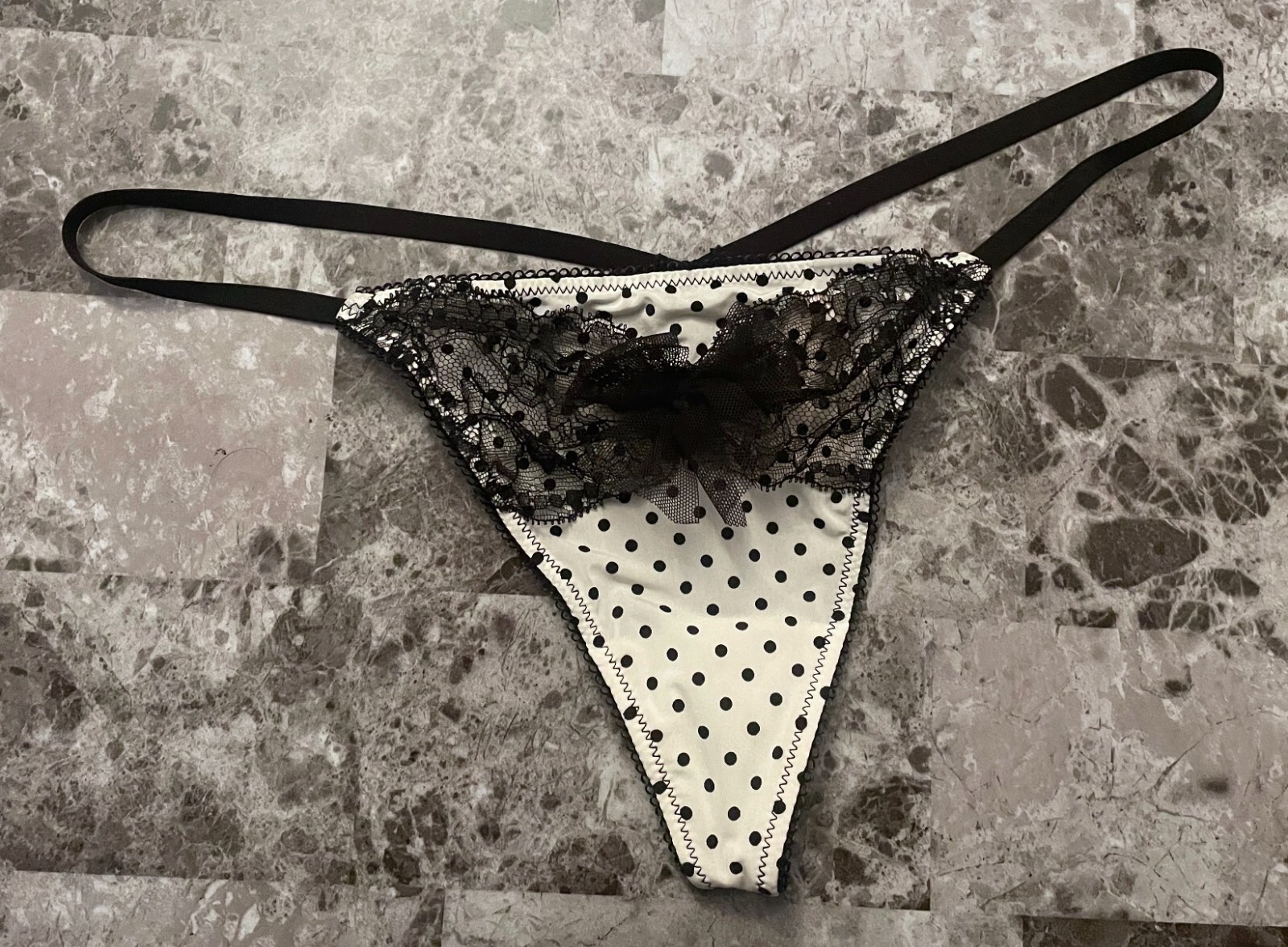 NWT VICTORIA’S SECRET MEDIUM SMOOTH POLKA DOT LACE VINTAGE RARE V STRING PANTIES