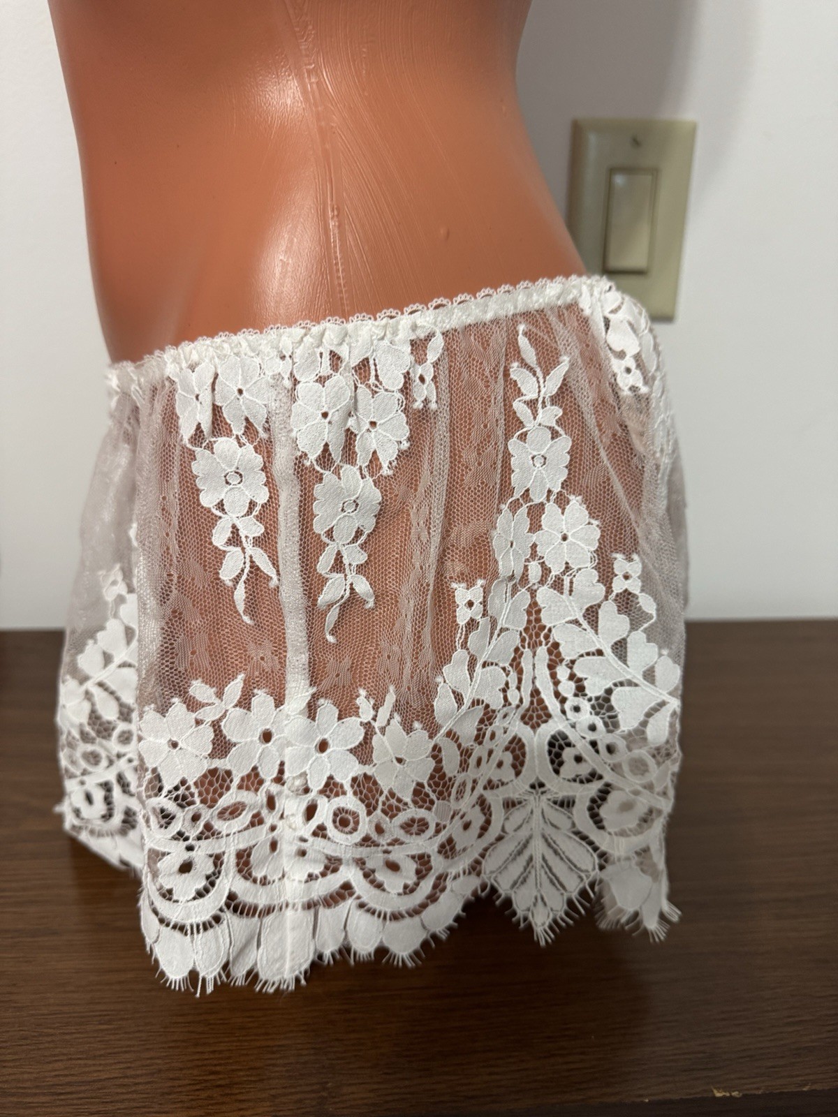 NWT Victoria’s Secret Crochet Lace Off White Boy Shorts Panty, Size Large