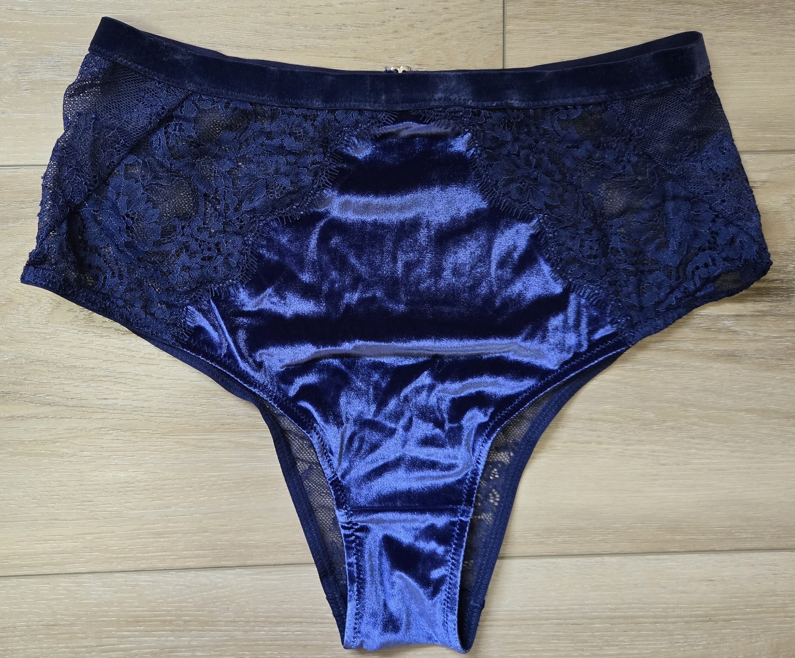 Vintage Victoria’s Secret Dream Angels Velvet Lace High-Waist Cheeky Panties S