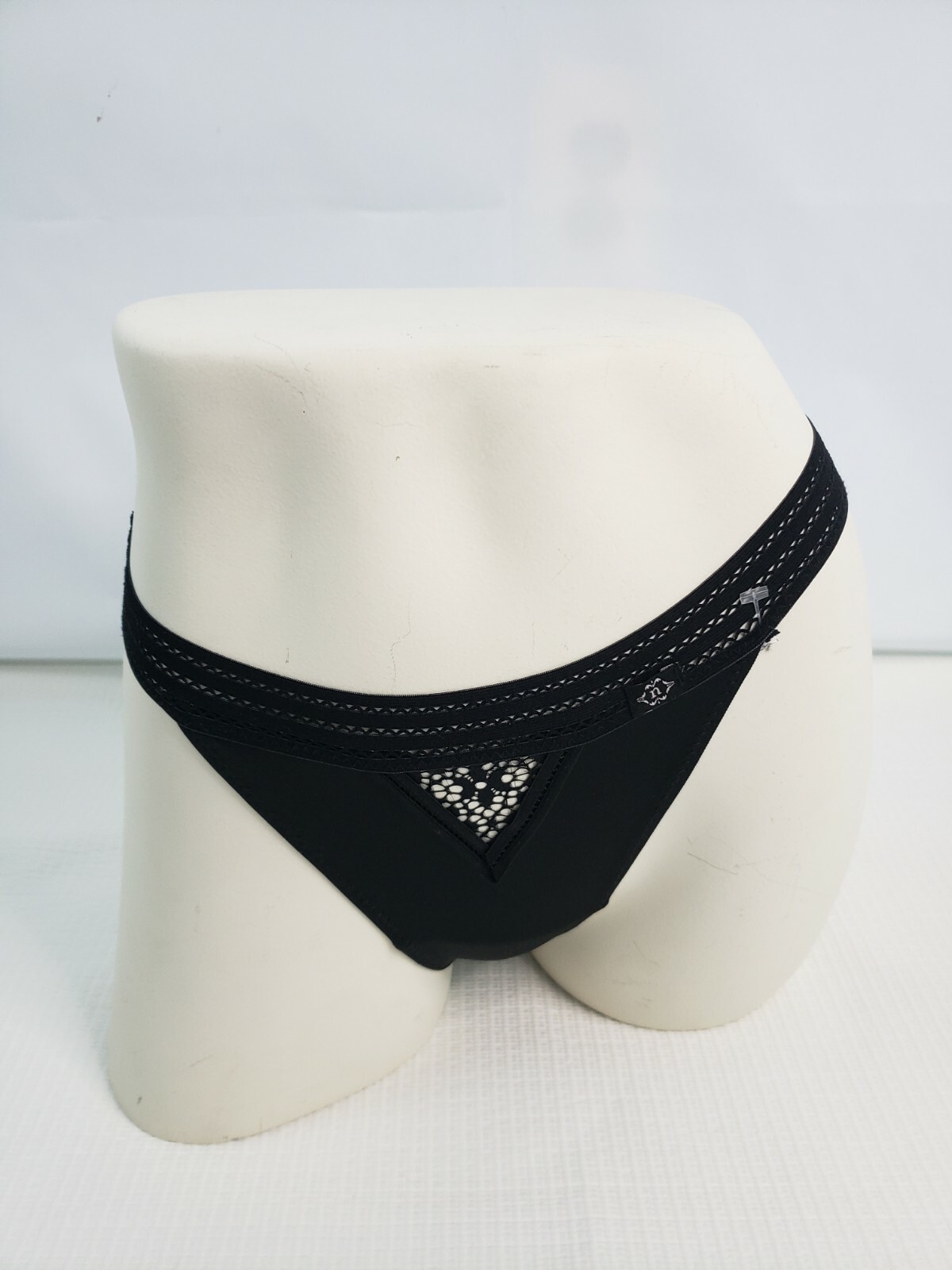 Nanette Lepore women’s Black Knit Thong Panty Lingerie Underwear size Small
