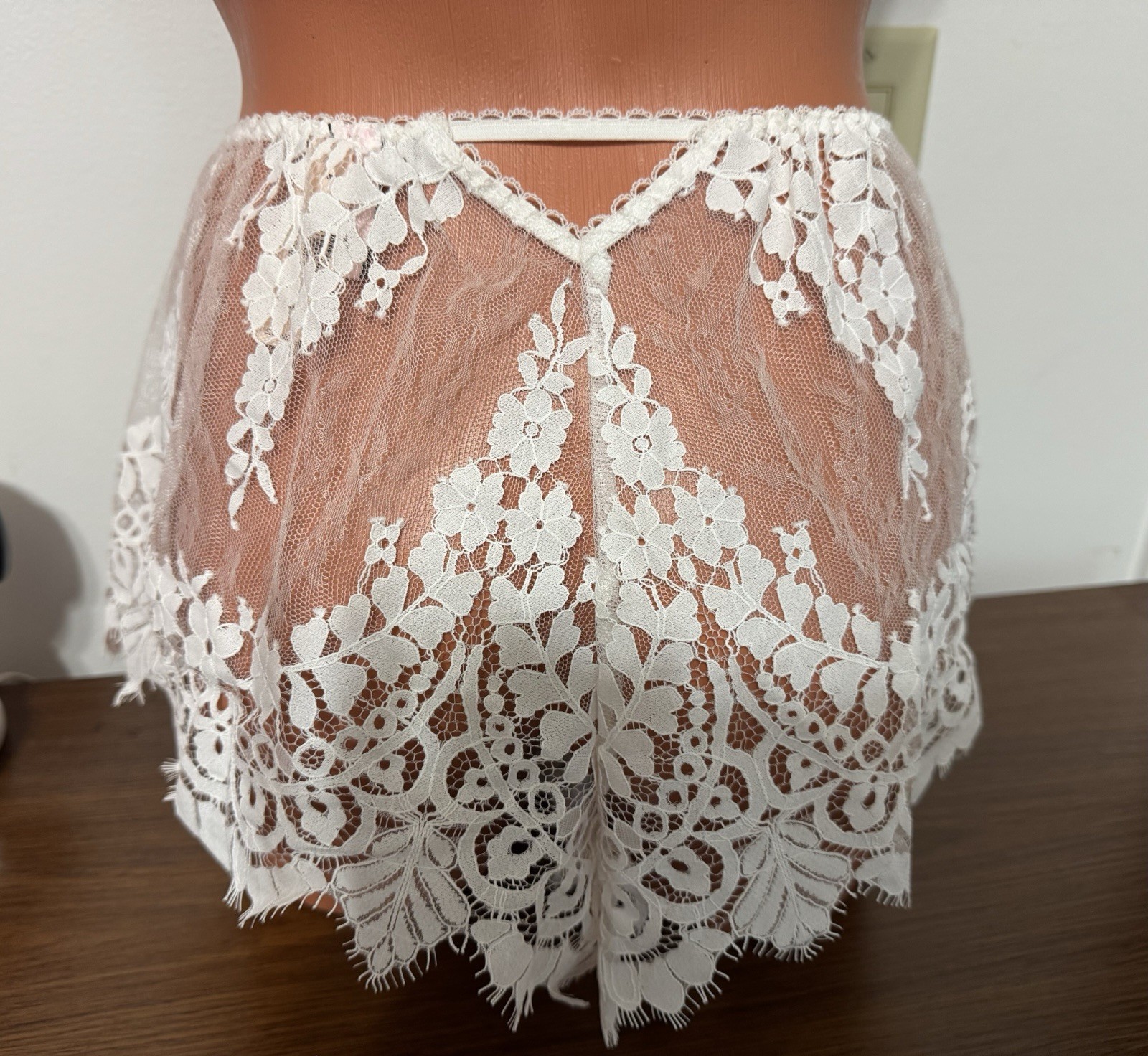 NWT Victoria’s Secret Crochet Lace Off White Boy Shorts Panty, Size Large