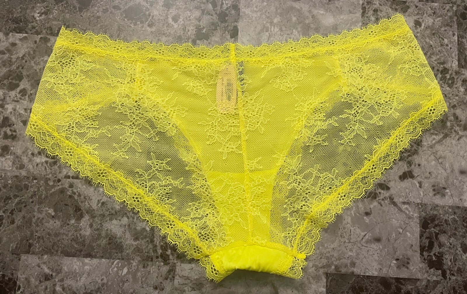 NWT VICTORIA’S SECRET LARGE SMOOTH YELLOW LACE BOW RARE HIPHUGGER PANTIES