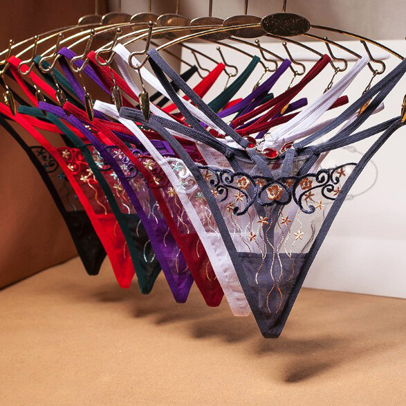 Schmuck mit Mini String Tanga transparent Dessous Slip sexy Panty Rot Reizwäsche