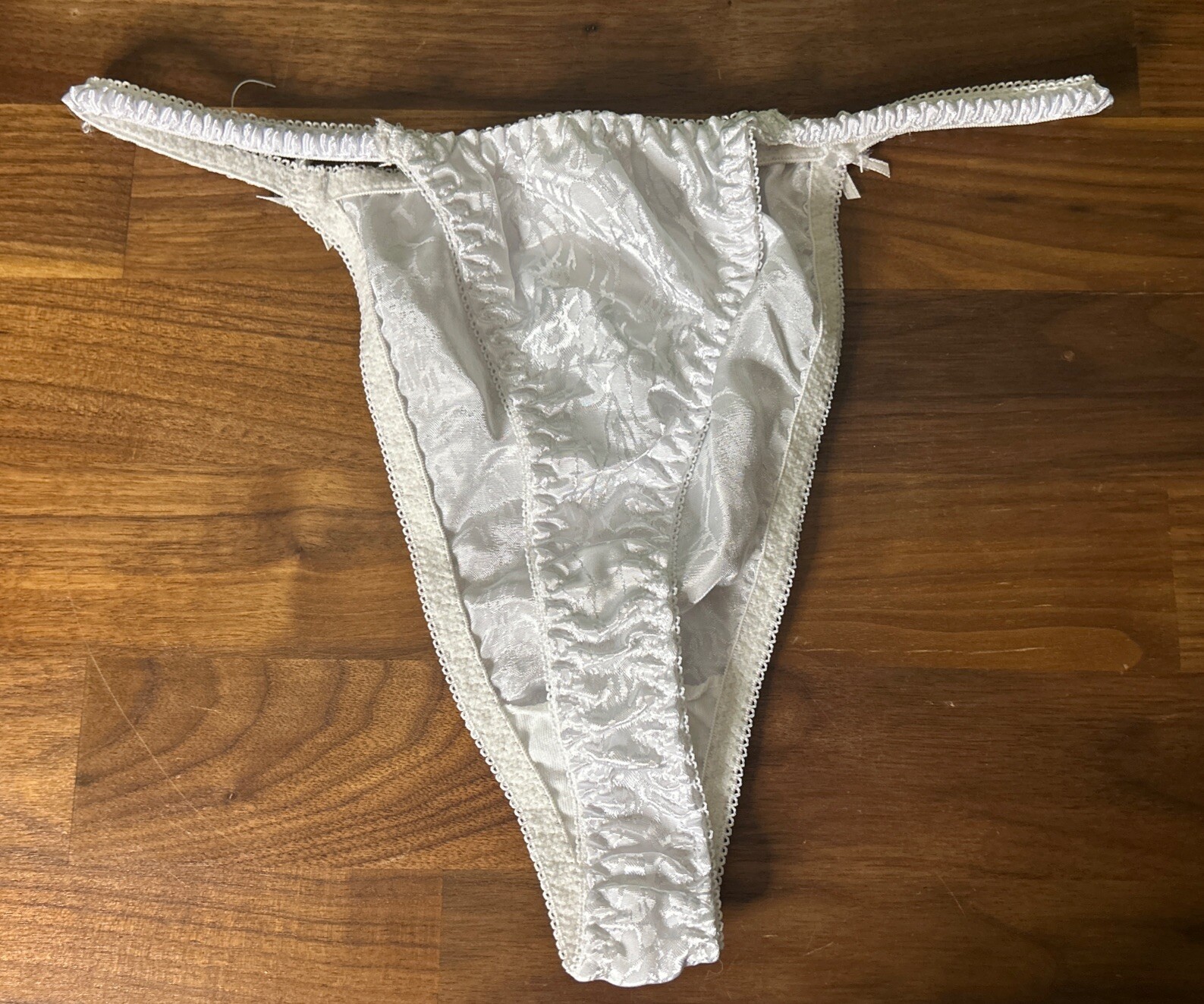 Vtg Simply Basic String Thong Panties Second Skin Shiny Satin Size 8 White Bows