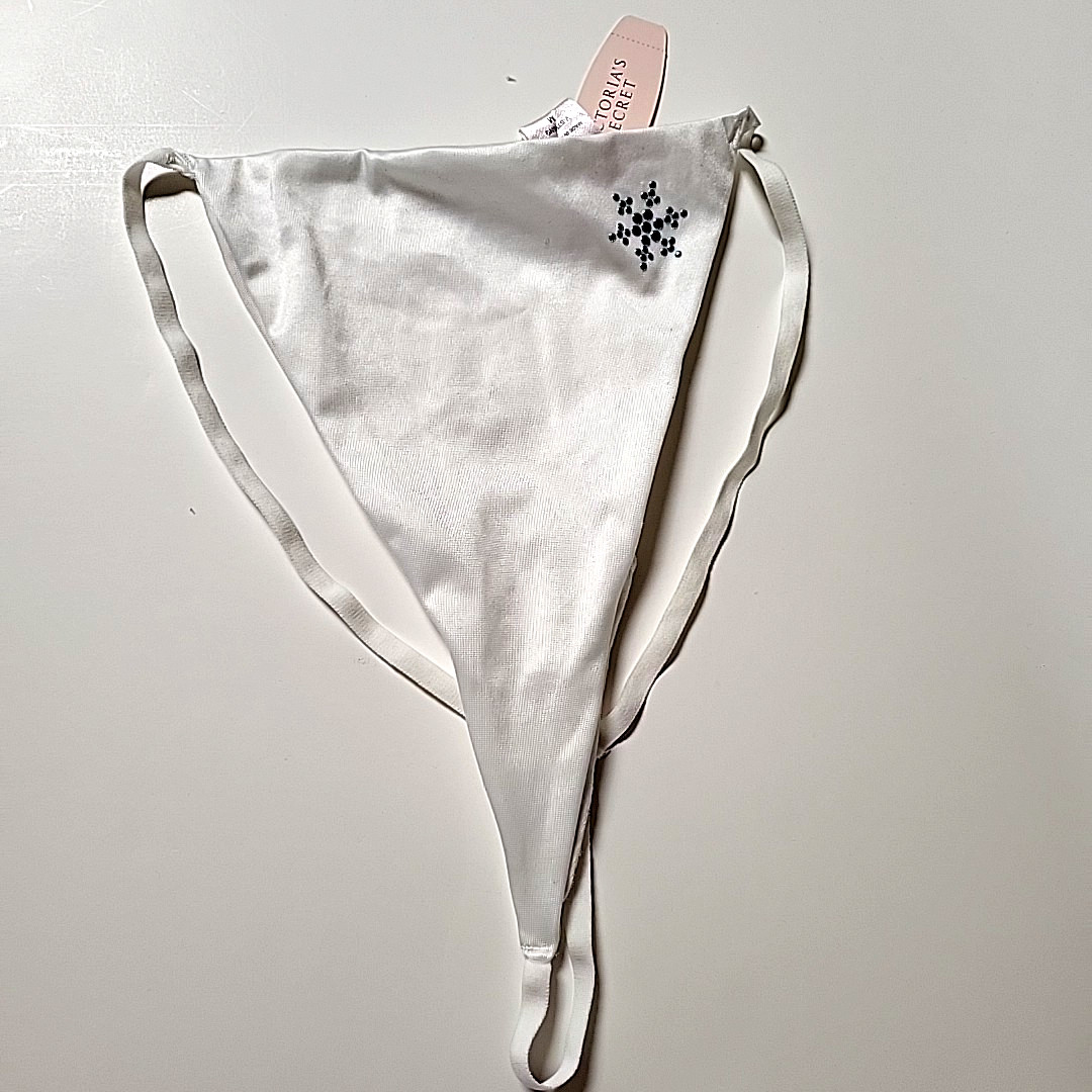 NWT VICTORIA’S SECRET Size M white V-string panties with blue snowflake VTG rare