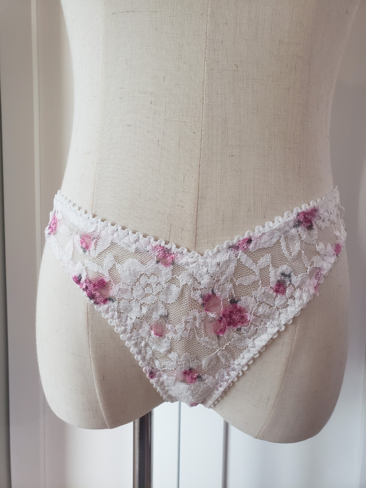 Forever 21 Woman’s Thong Underwear Panty Pink White Floral Lace S Cottagecore