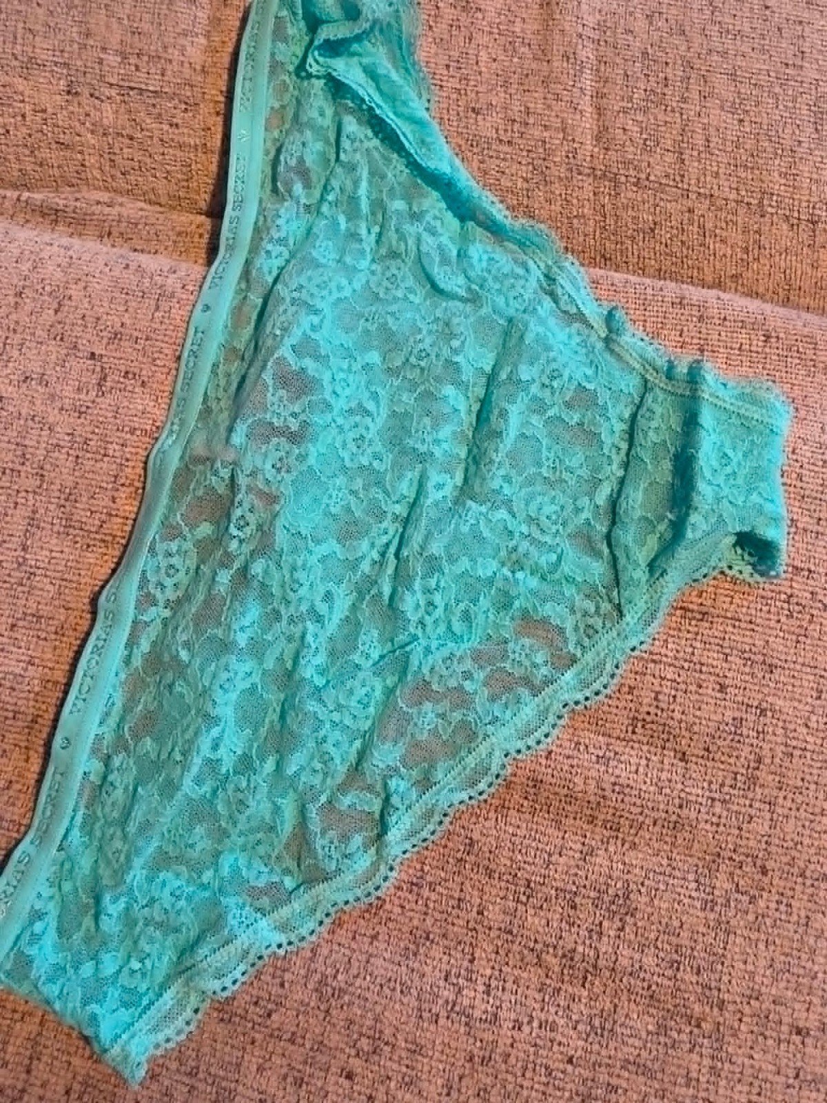 VICTORIA’S SECRET – GREEN FLORAL SCALLOP LACE CHEEKY PANTIES