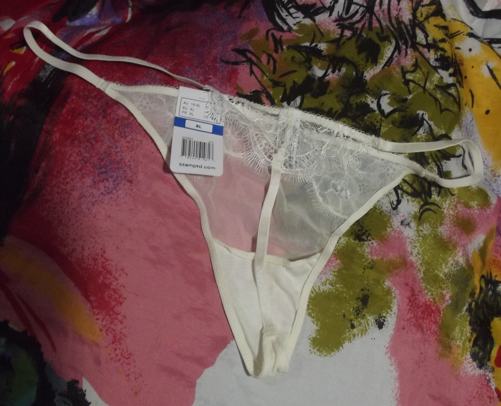2 NEW B.TEMPT’D BY WACOAL 976361 275 LACE & MESH G-STRING PANTIES M