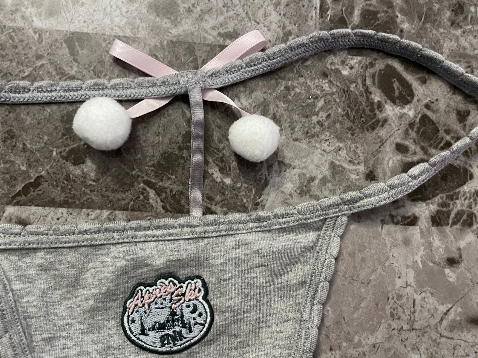 NWT VICTORIA’S SECRET PINK GRAY ASPEN SKI PATCH POM POM BOW V STRING PANTIES