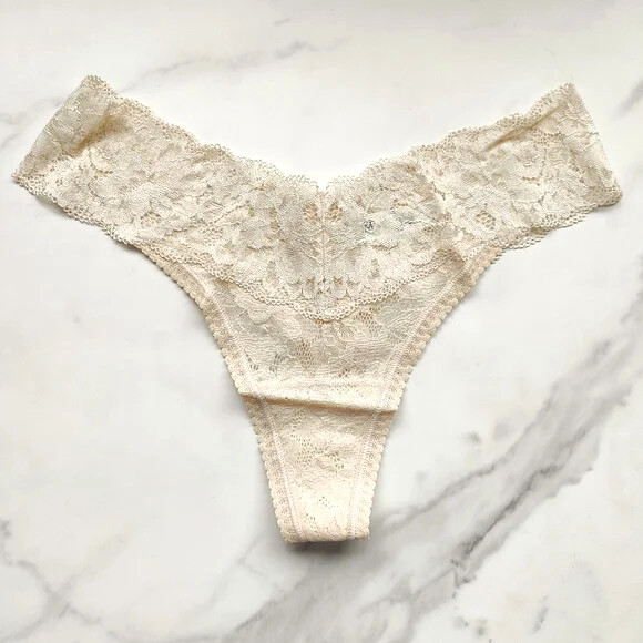 Soma Embraceable Signature All-Over Lace Thong Panty Pale Sand SZ S/XL