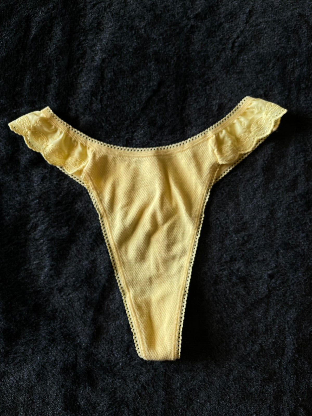 1996 TRUE Vintage 03 96 NEW Victoria’s Secret M Yellow Eyelet Thong G-string