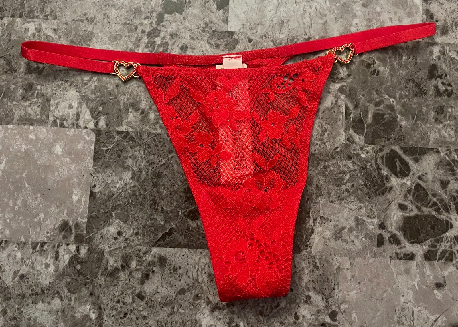 NWT VICTORIA’S SECRET MEDIUM RED FLORAL LACE GOLD HEART HARDWARE THONG PANTIES