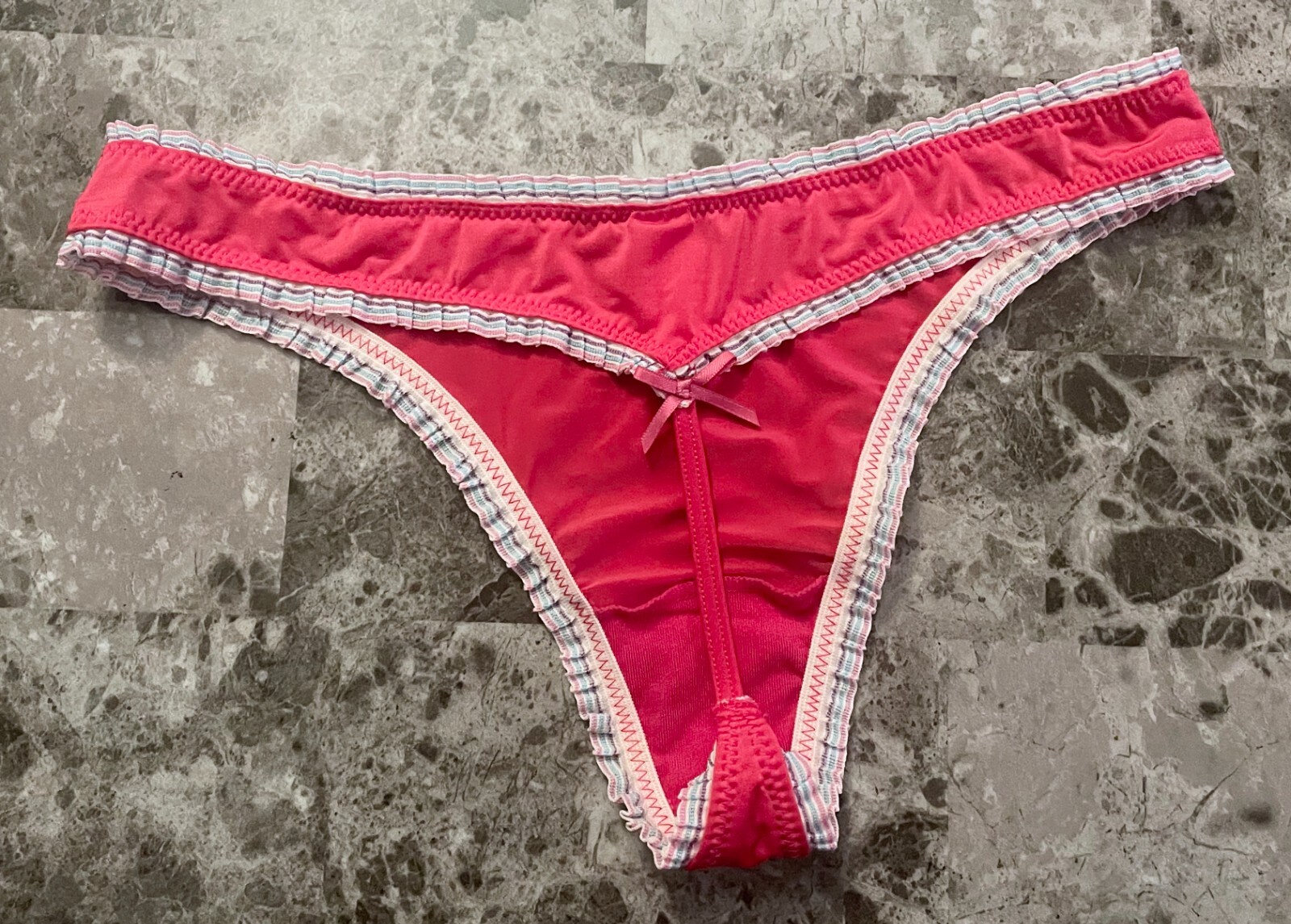 VICTORIA’S SECRET SMALL PINK SMOOTH STRIPE PLEATED VINTAGE RARE V STRING PANTIES