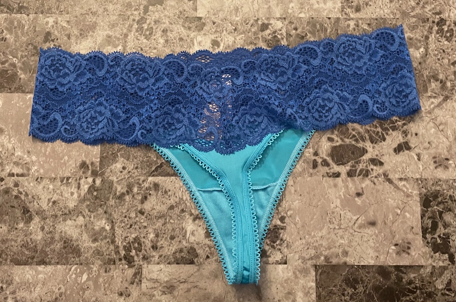 NWT VICTORIA’S SECRET MEDIUM BLUE SMOOTH LACE VINTAGE RARE THONG PANTIES