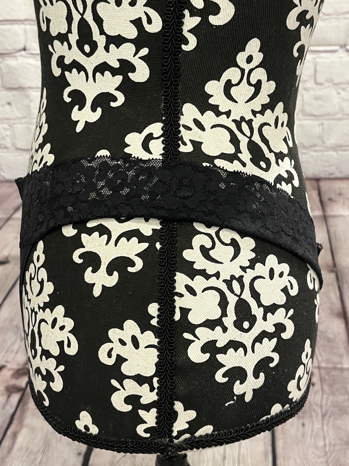 NWT La Senza Women’s Solid Black / Black & Gray Floral Laced Thongs Set Of 2 XL