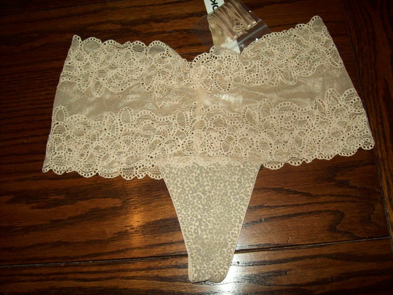 NWT DKNY LACE THONG PANTIES w REMOVABLE GARTERS 476092 DQH ANIMAL NUDE M