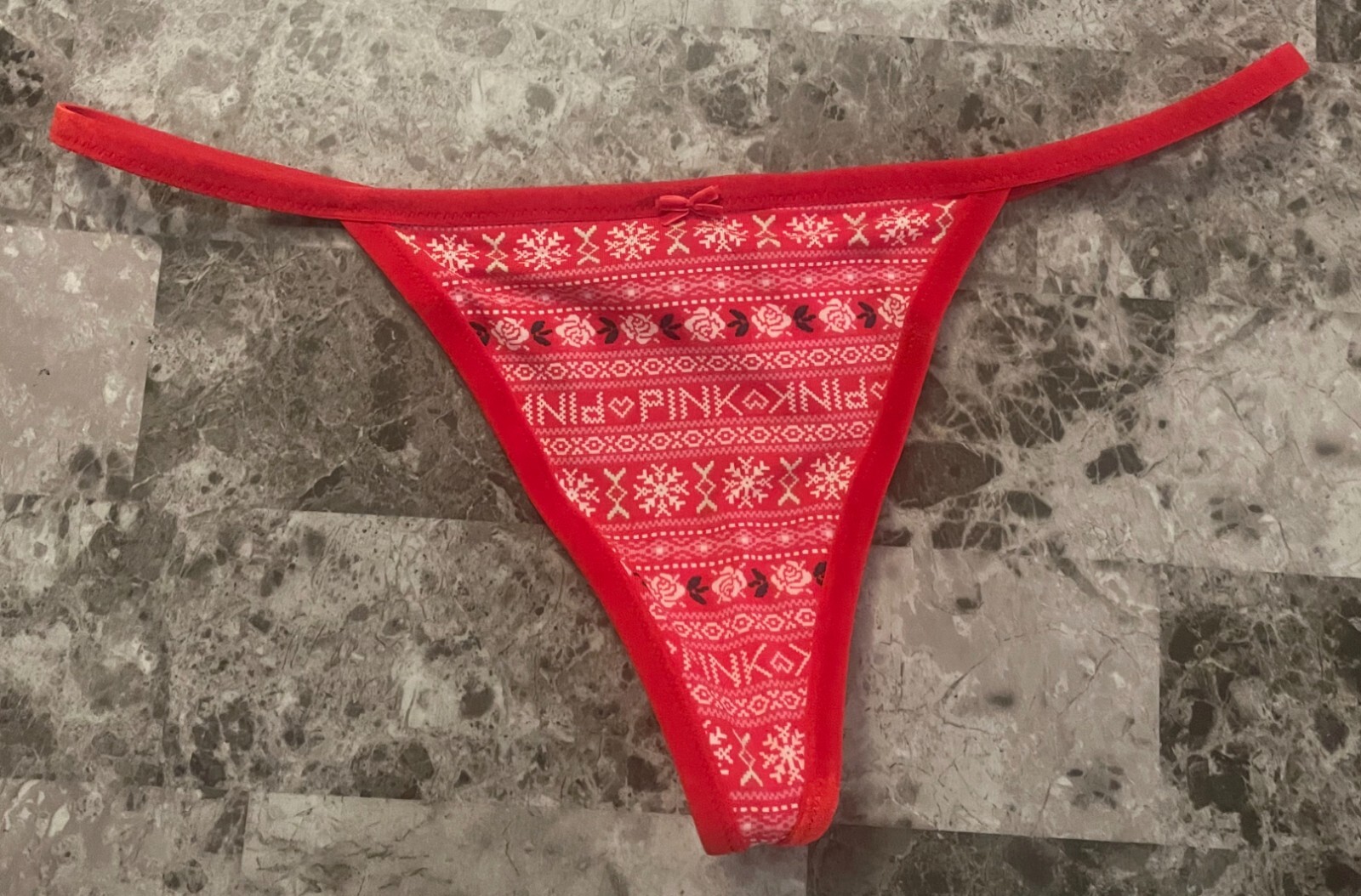 NWT VICTORIA’S SECRET PINK LARGE RED FAIR ISLE VELVET TRIM BOW V STRING PANTIES