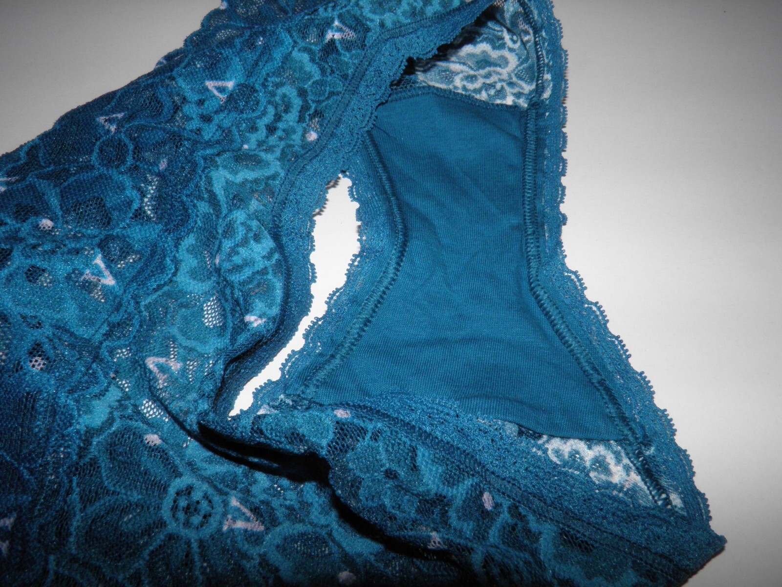NWT, Victoria’s Secret, blue color, lace, hiphugger hipster panties. Large.