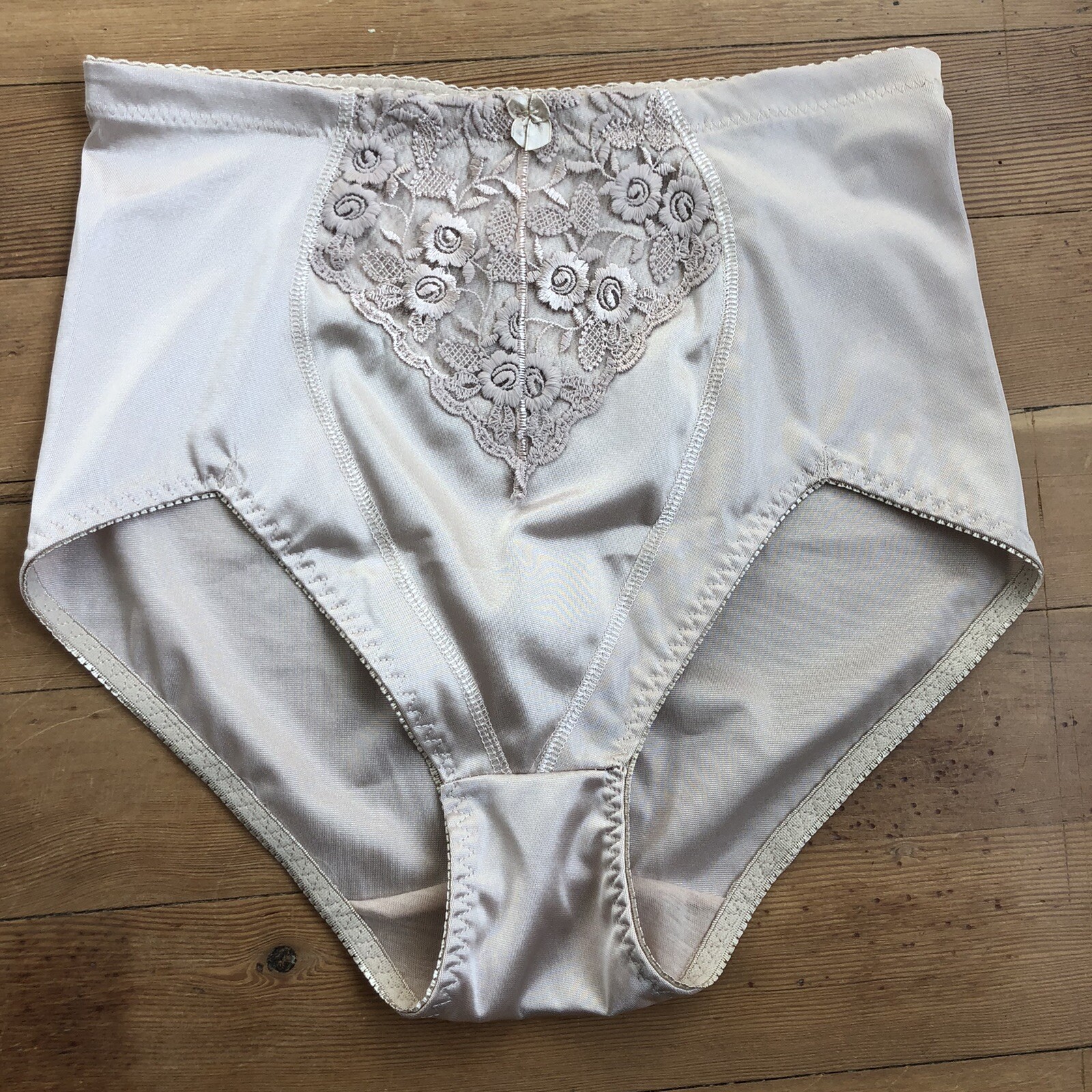 VNTG Delta Burke Gusset Lace Shiny Wet Panties Satin Lace Accent Sz 8/1X Nude