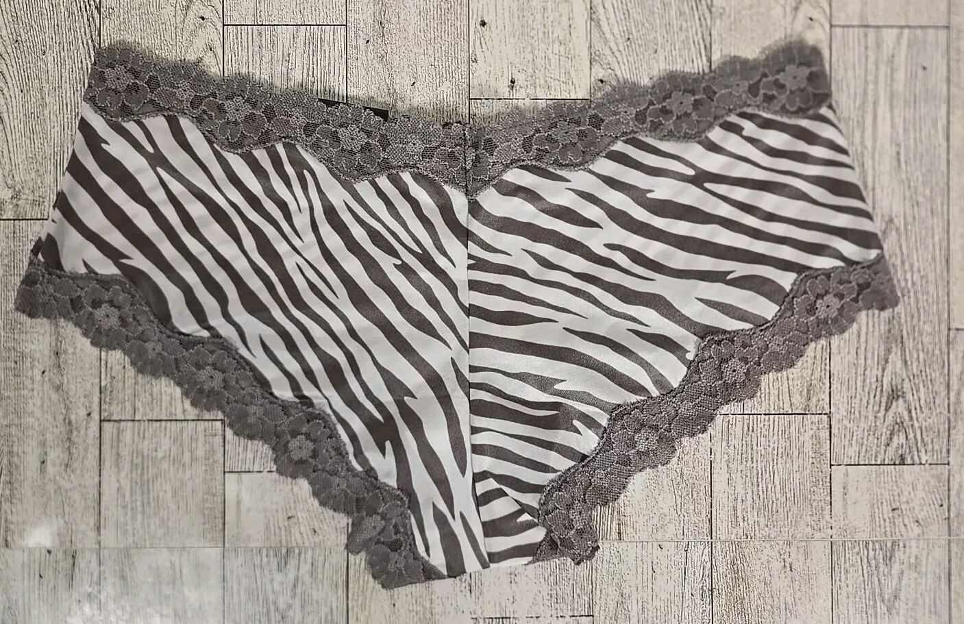 Maidenform HIPSTER 6 & 7 Zebra Print Gray Cheeky Scalloped Lace Lot of 2