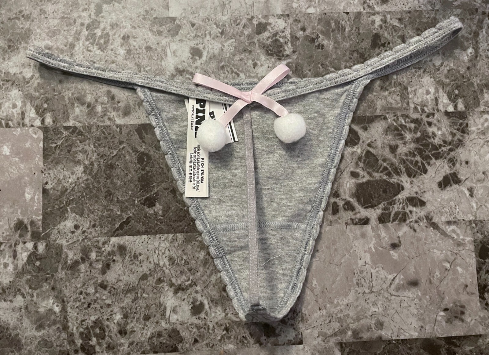 NWT VICTORIA’S SECRET PINK GRAY ASPEN SKI PATCH POM POM BOW V STRING PANTIES