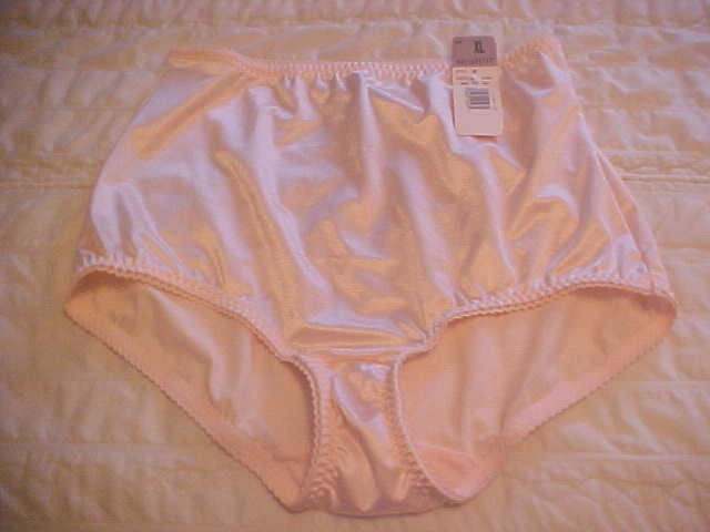 Vassarette Undershapers Light Control Brief Underwear – Ladies Size XL /8 ~ Pink
