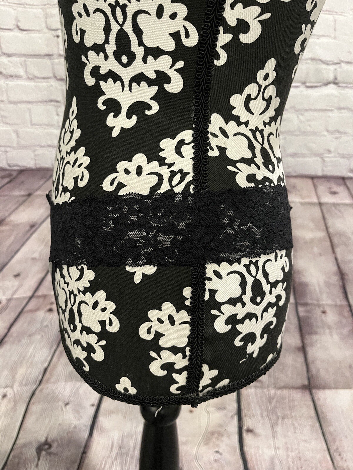 NWT La Senza Women’s Solid Black / Black & Gray Floral Laced Thongs Set Of 2 XL