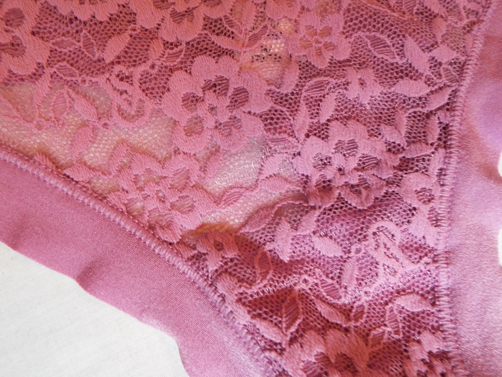 NWT Victoria’s Secret No Show lace Back Logo Thong Panty M Cosmo Pink