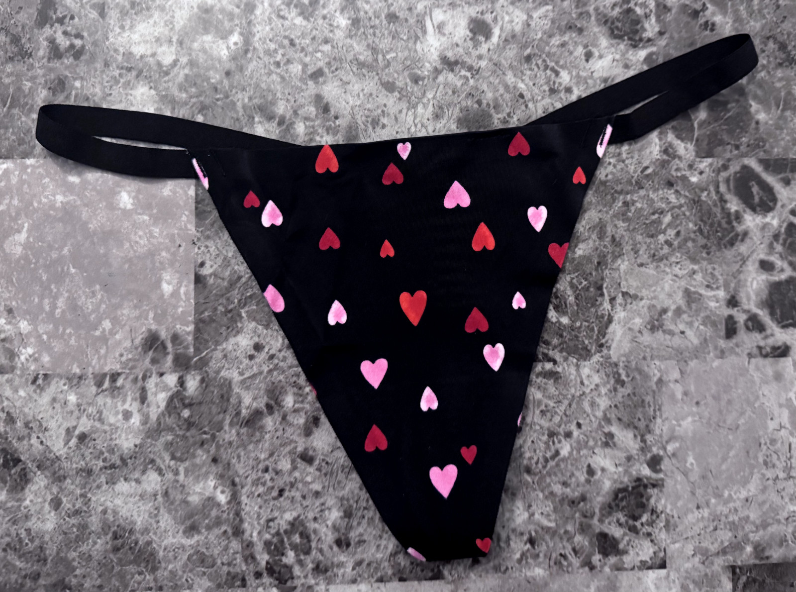 NWT VICTORIA’S SECRET PINK RED HEART BONDED EDGE NO SHOW V STRING PANTIES