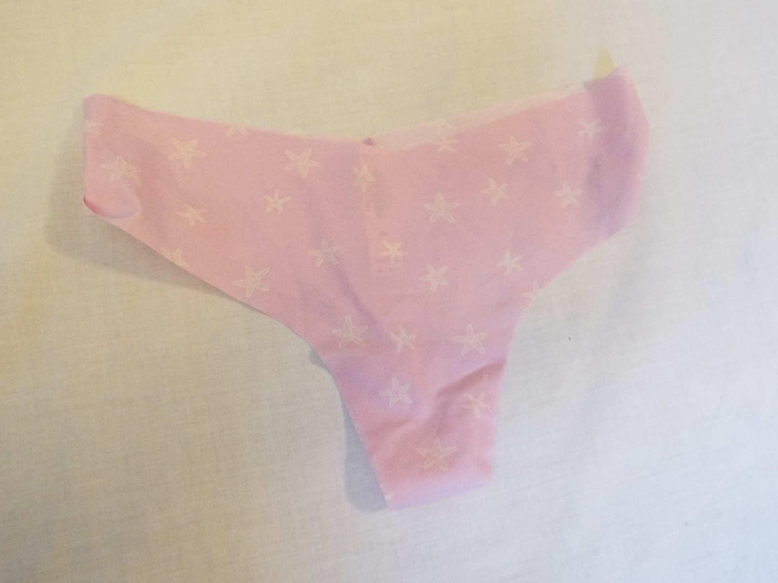 NWT Victoria’s Secret Pink No Show Thong Panty Pink with white starfish med