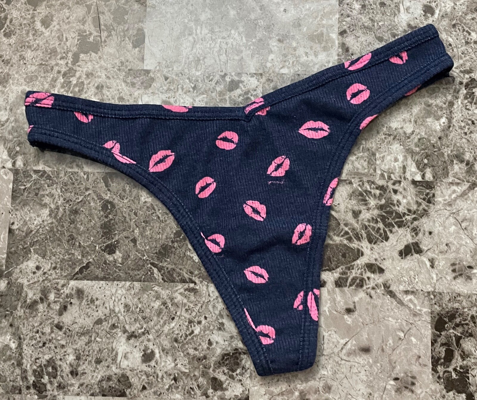 NWT VICTORIA’S SECRET PINK NAVY BLUE PINK KISS LIPS RIBBED KNIT THONG PANTIES