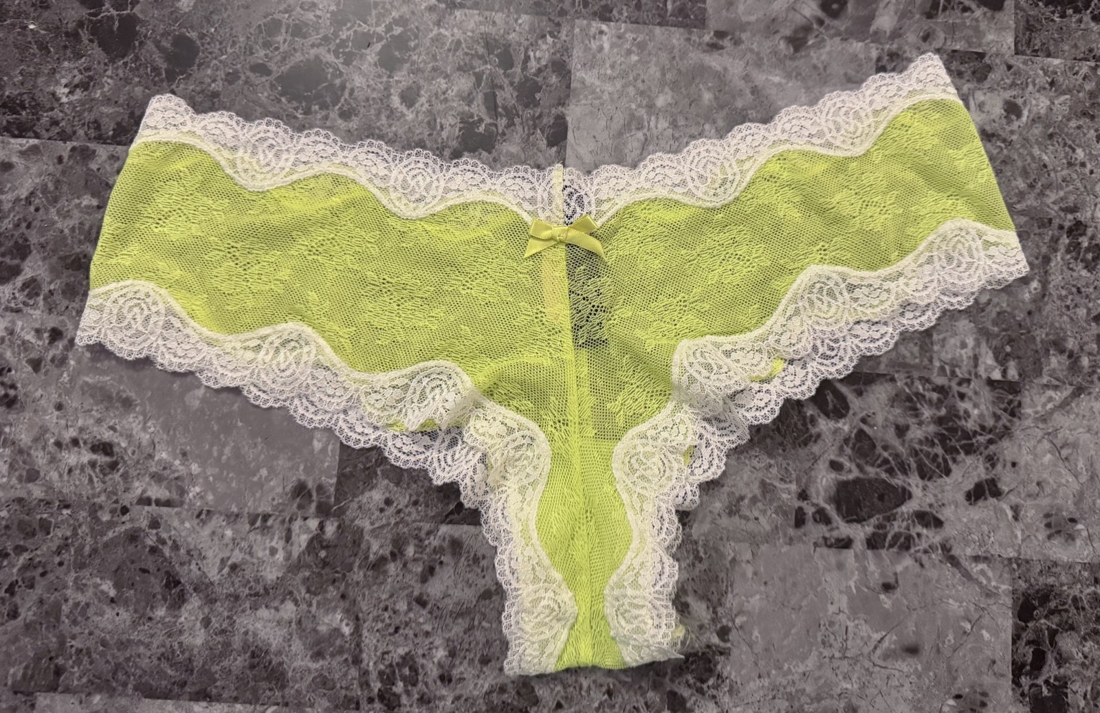 NWT VICTORIA’S SECRET L GREEN CITRON WHITE FLORAL LACE BOW RARE CHEEKY PANTIES