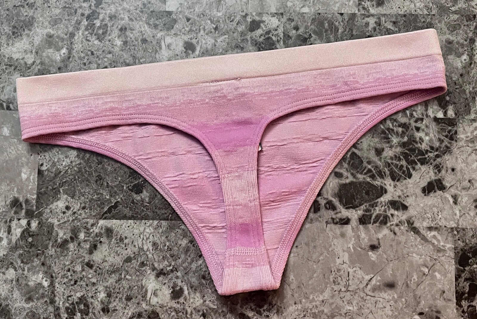 NWT VICTORIA’S SECRET LILAC LAVENDER OMBRE STRIPE SEAMLESS STRETCH THONG PANTIES