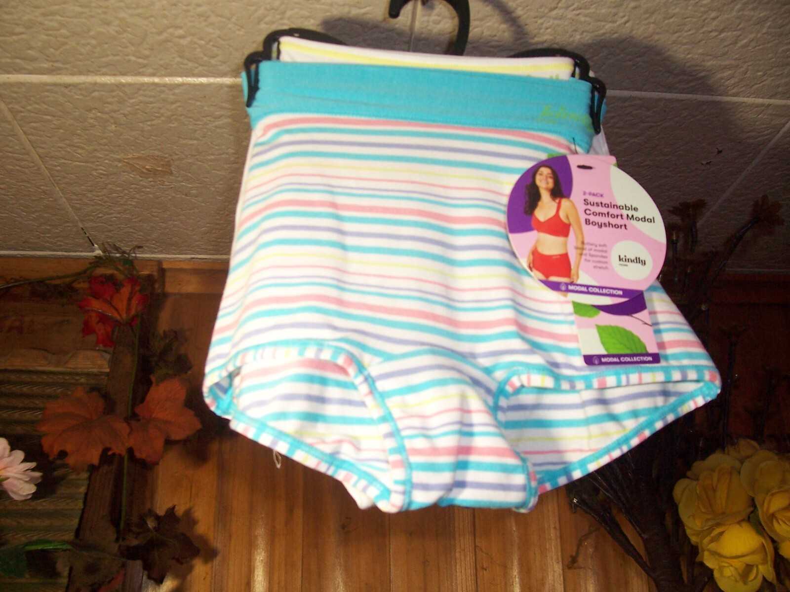 KINDLY WOMENS BOYSHORT UNDERWEAR 2 PACK SIZE XS 0-2 STRIPED AND WHITE SOLID NEW