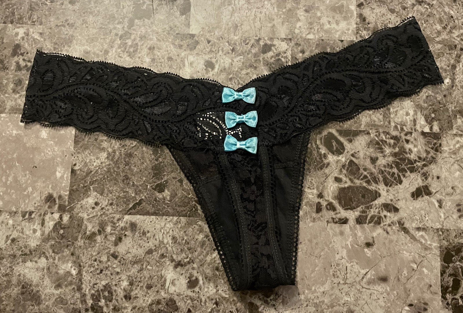 NWOT UNBRANDED MEDIUM BLACK FLORAL LACE BLUE BACK BOW THONG PANTIES